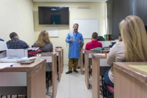 freepik__alterar-apenas-o-rosto-e-aparncia-do-professor-que__25732